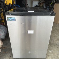 GE 5.6cuft mini Fridge And Freezer