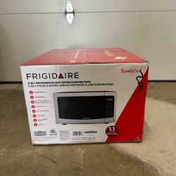 3 in 1 Microwave / Air Fryer / Convection - New