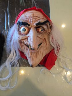 Old Witch Mask w/Black hoodie cape