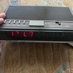 Vintage Emerson AM/FM Radio