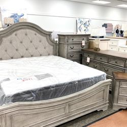 New King Bedroom Set 🔥🔥 AVAILABLE NOW