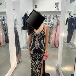 ✨Elegant Black & Gold Sequin Prom Dress - Size 6✨
