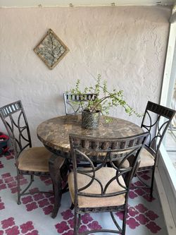 Round Table And 4 Cushion Chair Very Good Condition