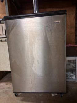 Kegerator with co2 canister
