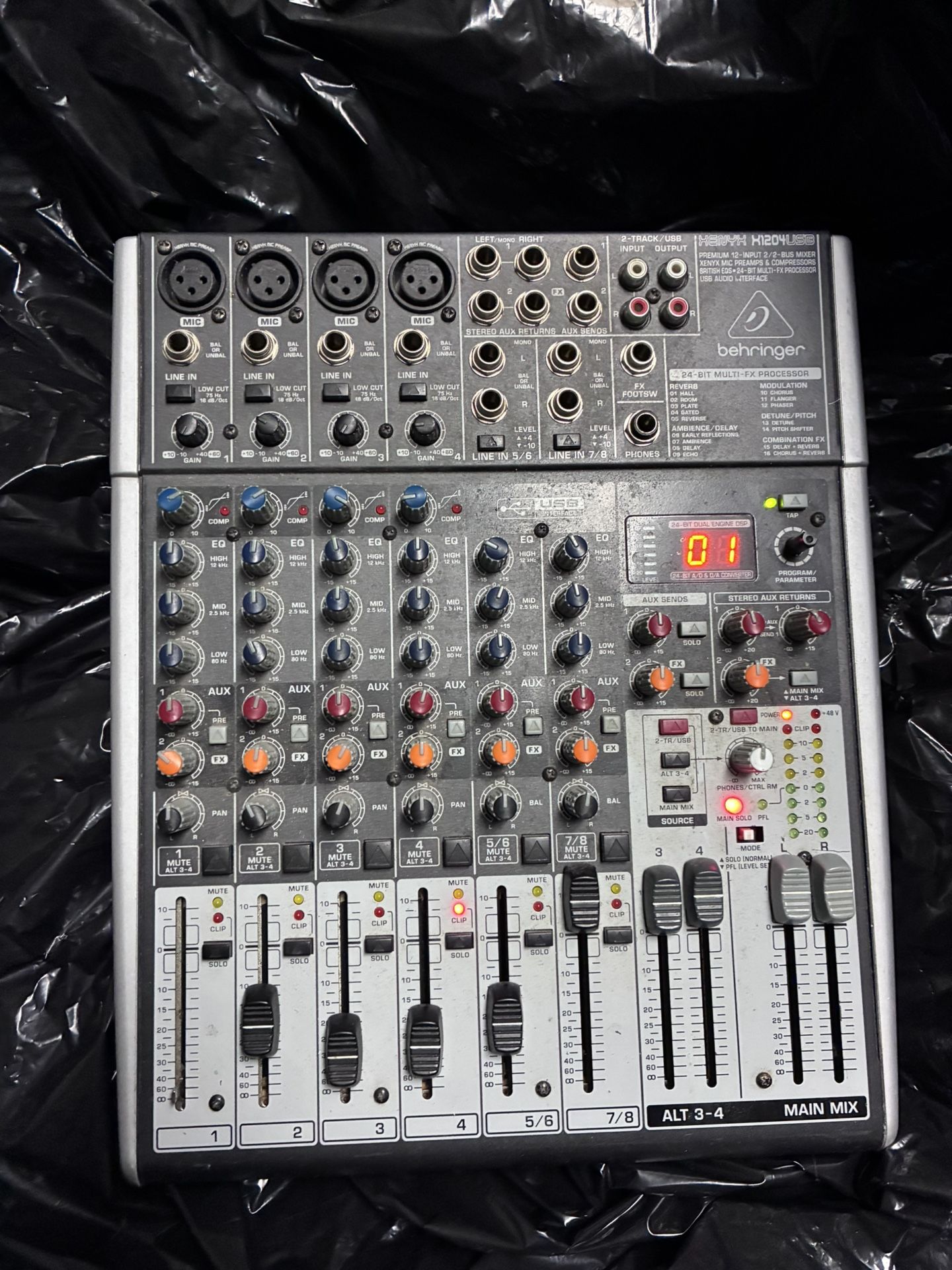 Behringer Xenyx X1204USB Mixer