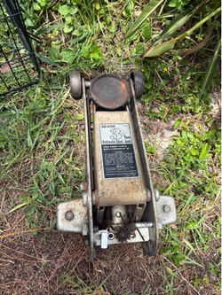 Premium car jack . Needs part.