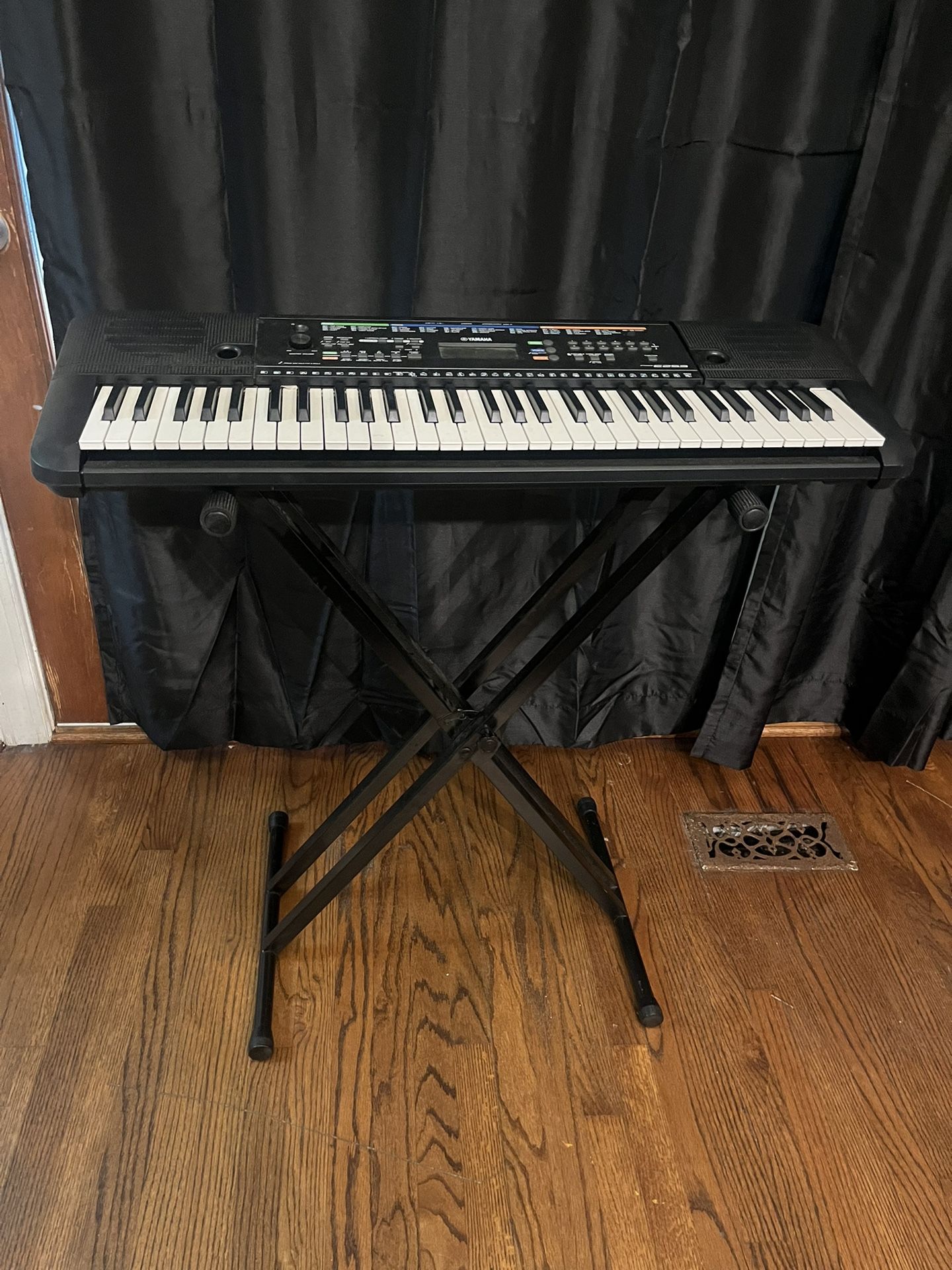 Yamaha Electric Keyboard PSR-e253 Piano W/ Stand
