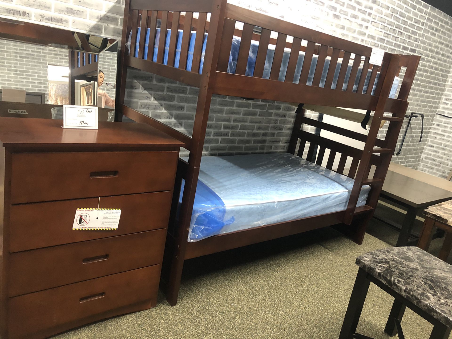 Twin/twin bunk bed with mattress