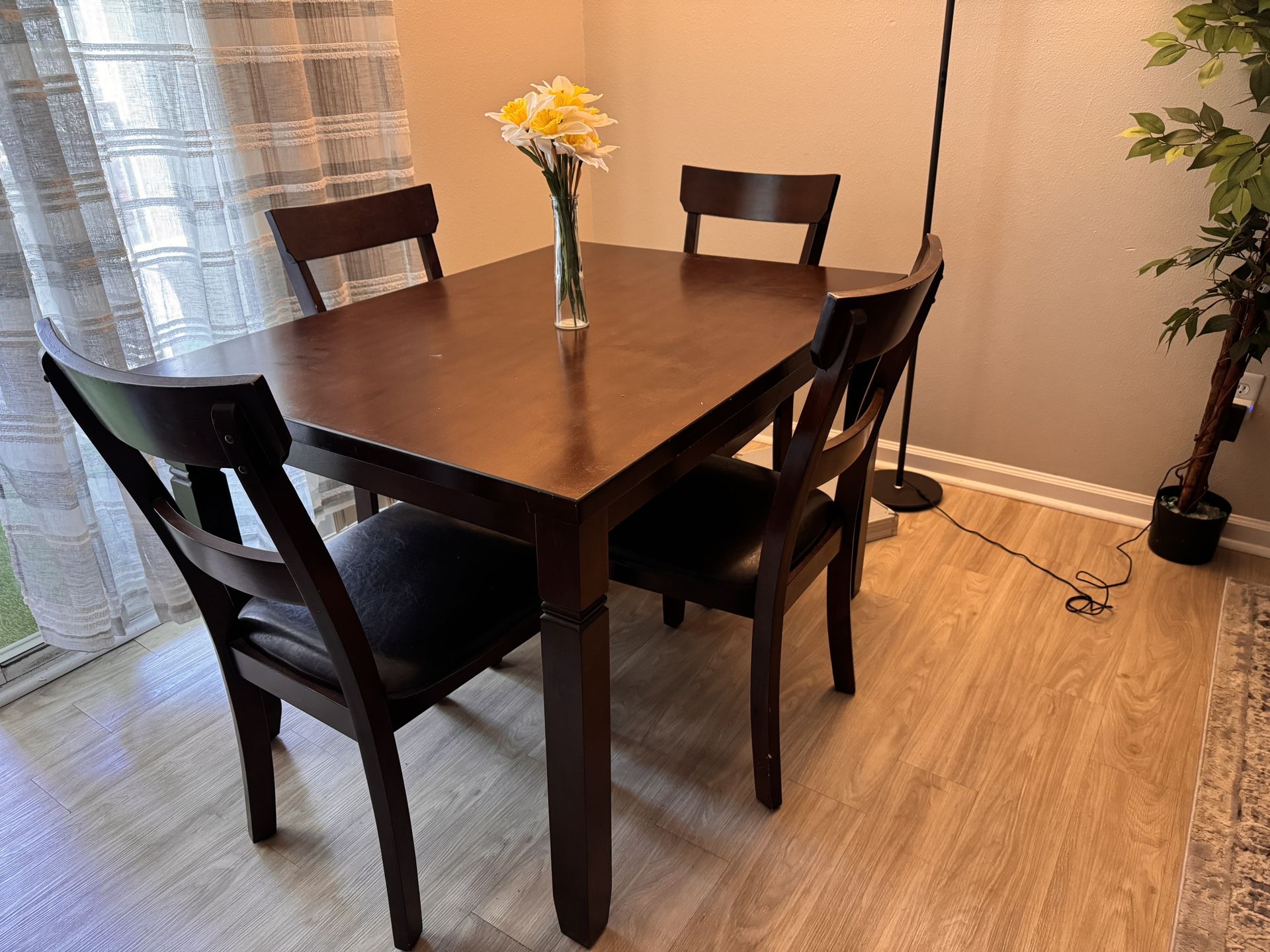 Wooden dinning Table With Chairs
