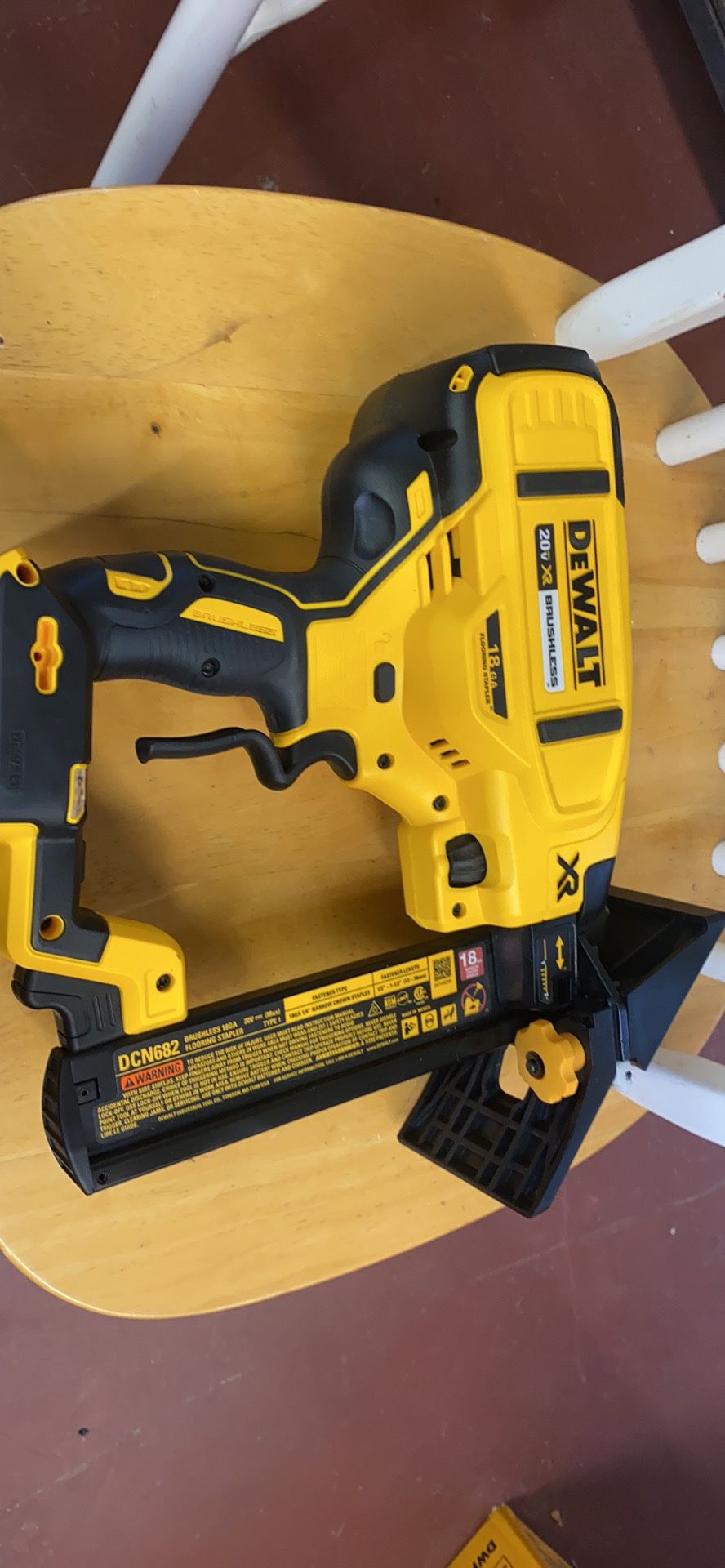 DEWALT 20 Volt MAX XR Lithium Ion Cordless 18 Gauge Flooring