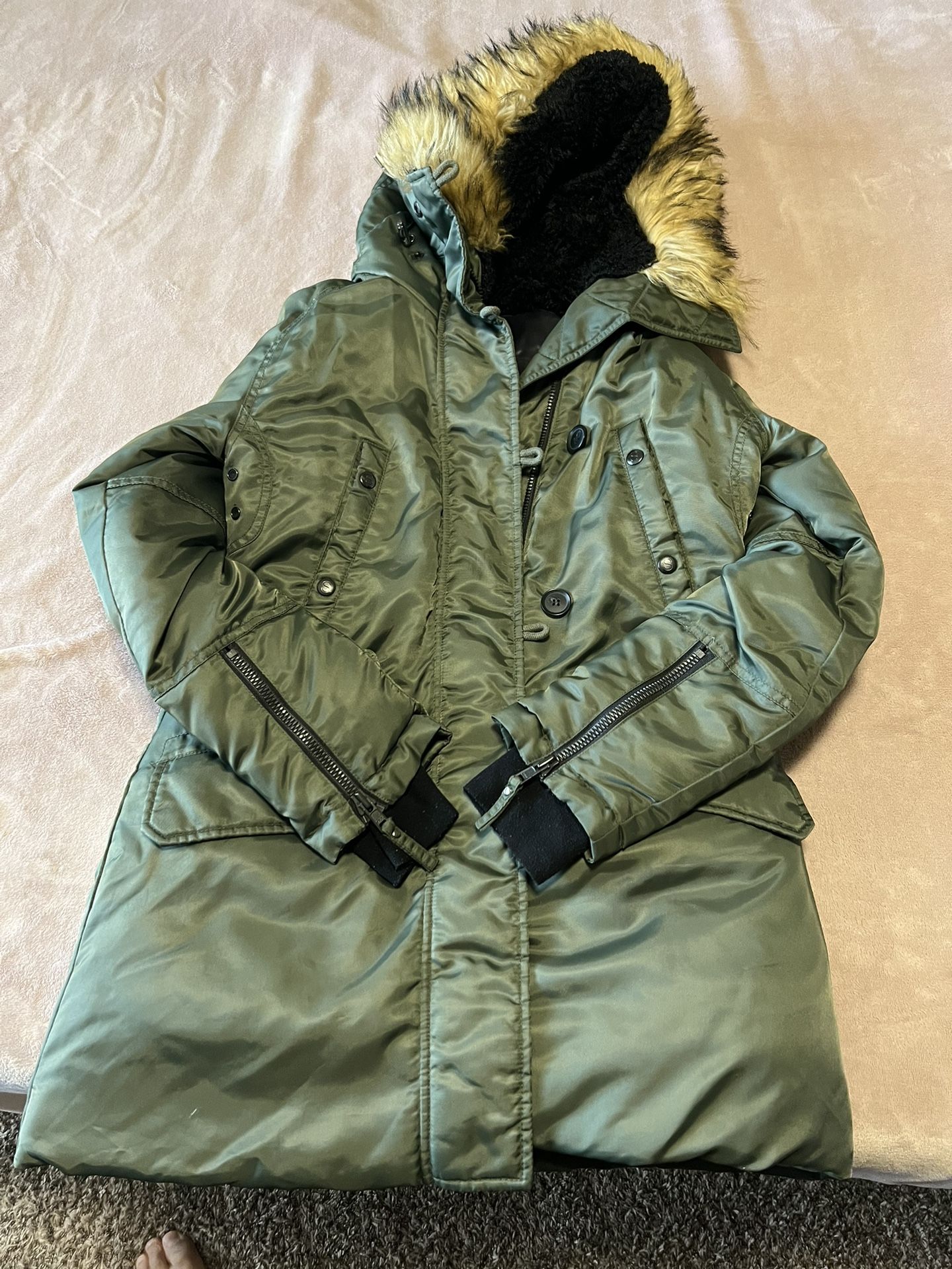 S13 New York… Green parka jacket with duck down. Size M