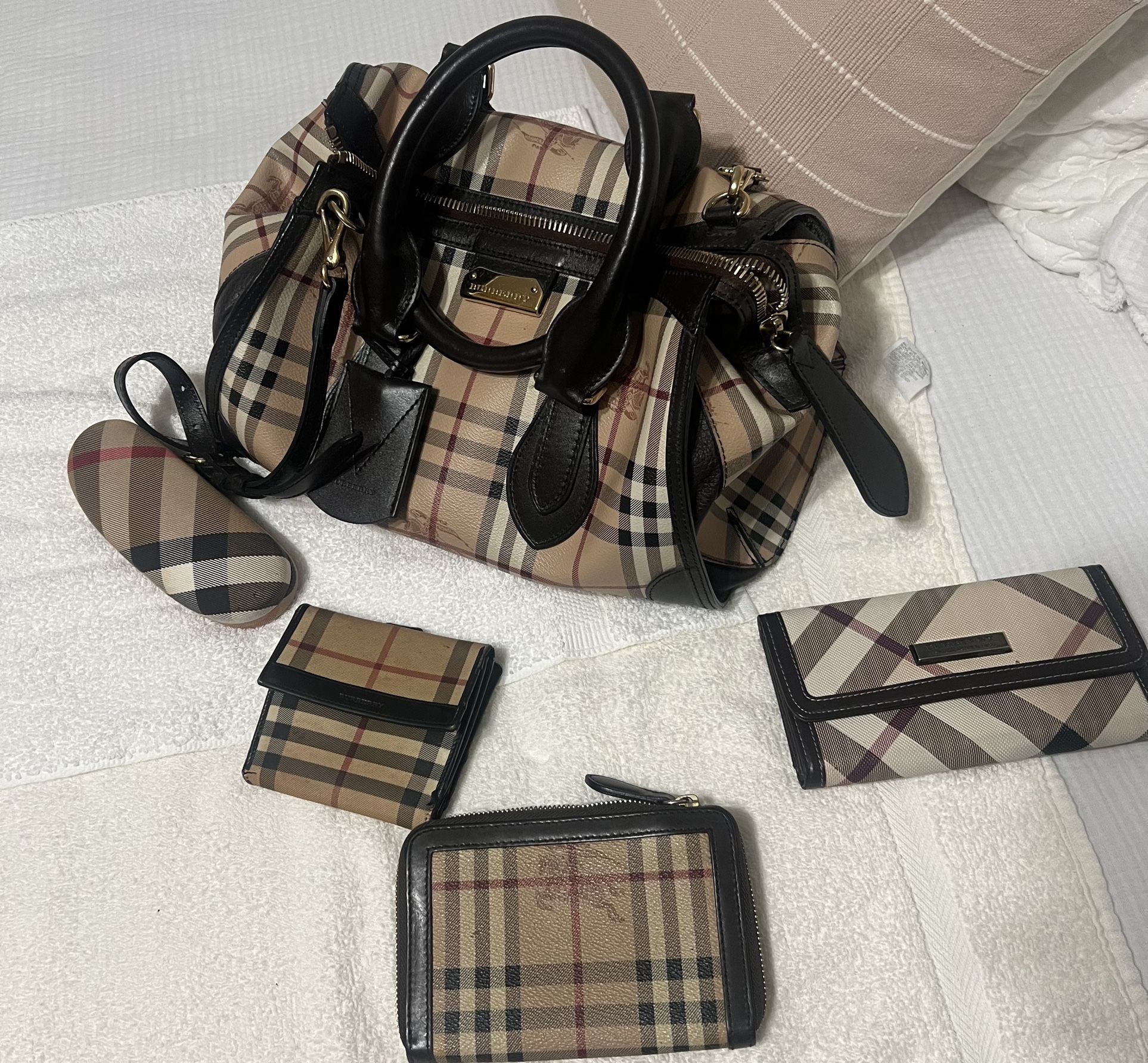 Burberry Purse With Accessories