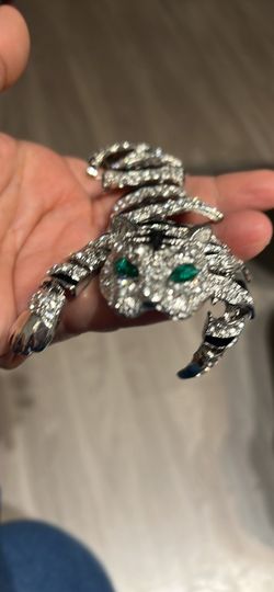 Tiger Statement shoulder Brooch Pin