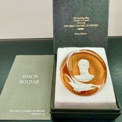Baccarat Crystal Franklin Mint Paperweight the great Leader of history Cameo Simon Bolivar  In great condition  Comes in box with certificate of authe