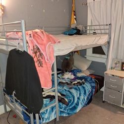 Metal bunk bed. Twin 