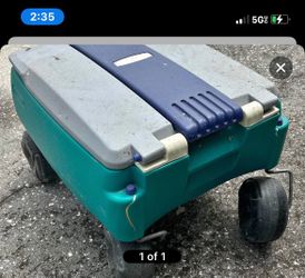 ***RARE VINTAGE RUBBERMAID COOLER ON WHEELS ***