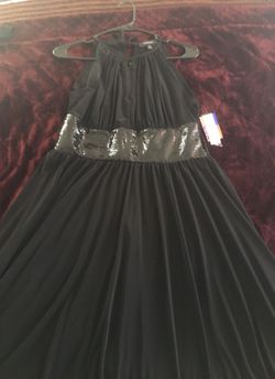 Vestido negro con lentejuelas en la cintura. Es talla 8