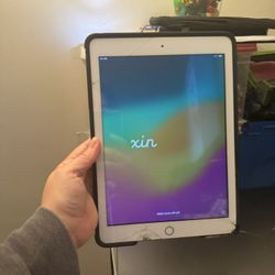 32GB White iPad With Cracked Screen - Please Read Description.