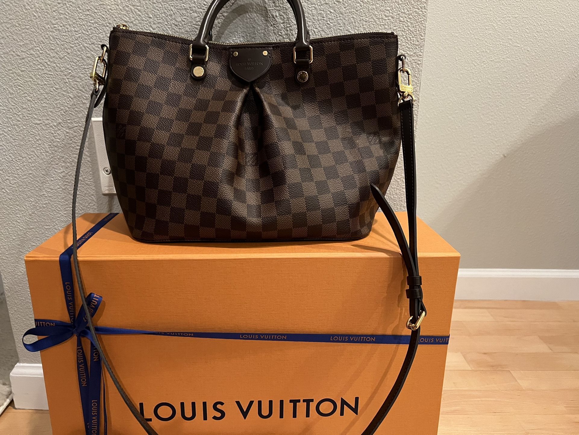 Authentic Louis Vuitton Siena MM Bag in Damier canvas.