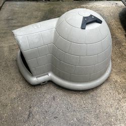 Igloo dog house