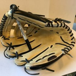 Wilson A2000 baseball glove this is 12.5” in size model 1750 Pro Stock edition, Catch With Your Right Hand Throw With Left Plainfield, Illinois
