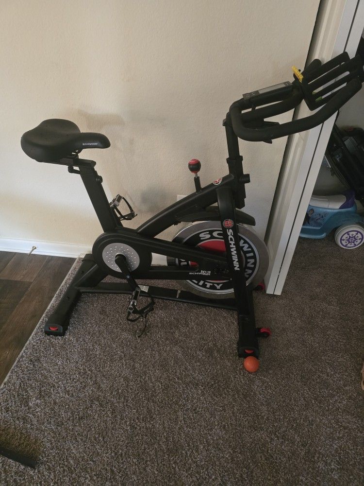 Schwinn IC3 Indoor Cycling Bike