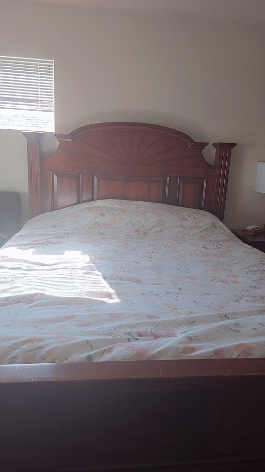Queen Bedroom Set – 4 Pieces for Sale