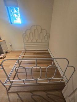 Queen bedframe