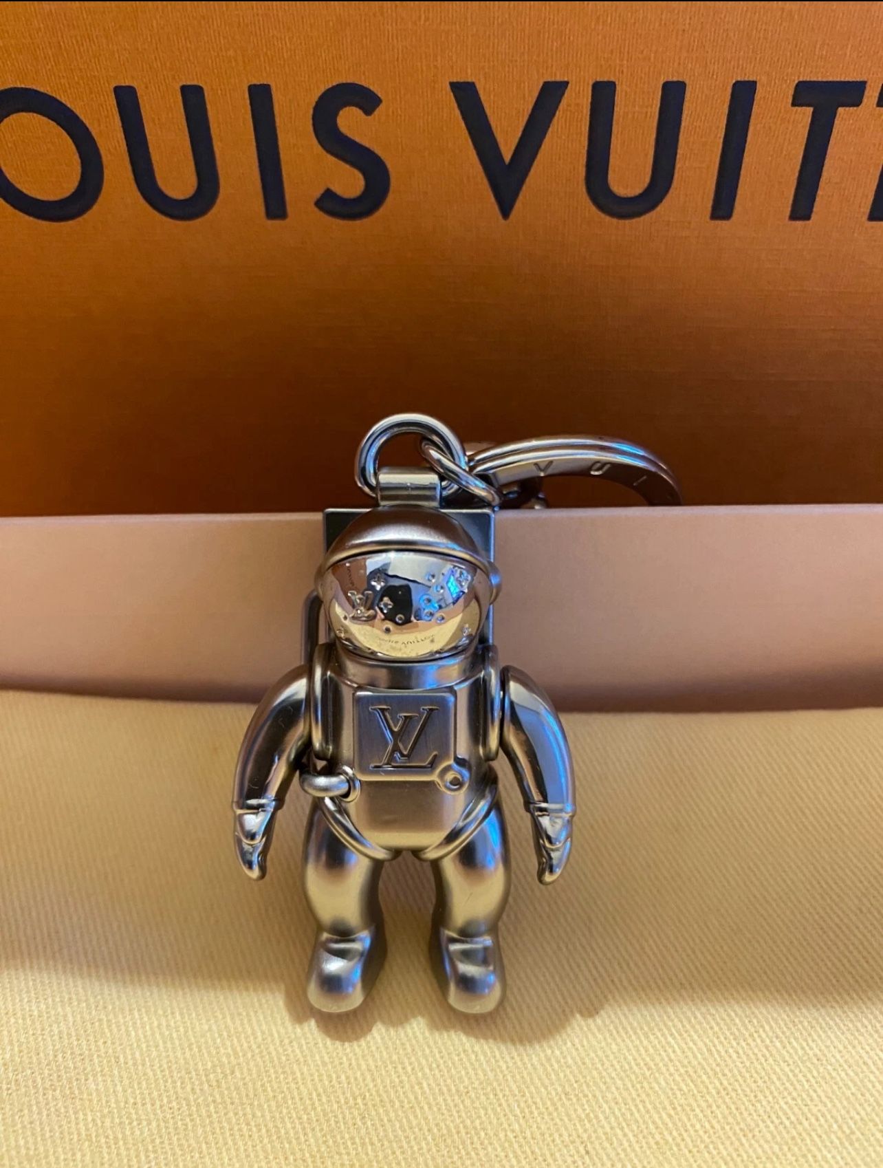 LOUIS VUITTON Astronaut Key Chain, Bag Charm (MP2213)