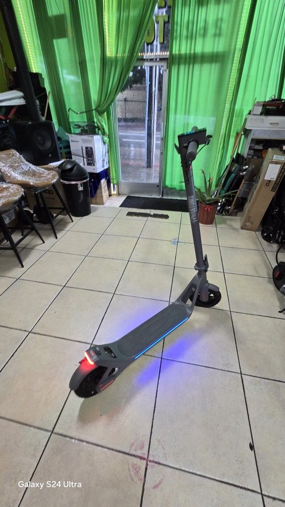 PHANTOOM GOGO ELECTRIC SCOOTER 15MPH. 28MILES RANGE.  LED HEAD LIGHT  SMART SIDE LIGHTS.  FOLDABLE  Like new.