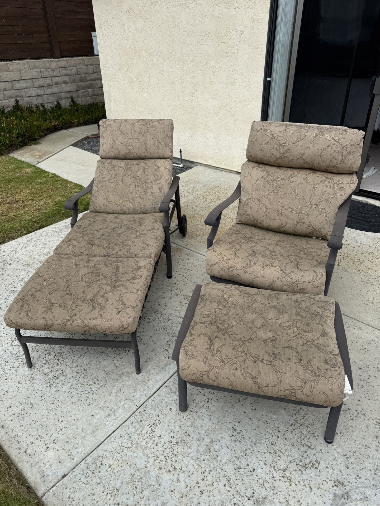 Aluminum Patio Furniture (Free)