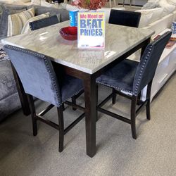 Lovely Dining Set ✨🤍 Easy Financing Available ✨✅