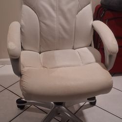White Office / Gaming Chair leather adjustable rolls nice 👍 seat 