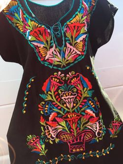 Vestido artesanal bordado para dama