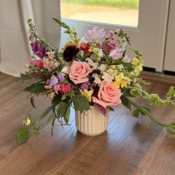 Floral arrangement with premium Flowers
