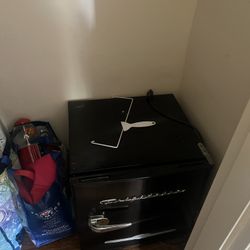 Vintage Retro Styled Mini Fridge - Black - Rarely Used 