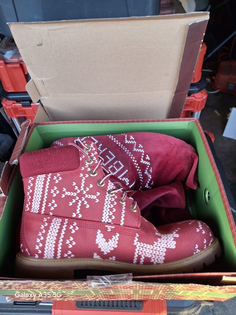 Price Drop 🔥 🔥 Timberland UGLY CHRISTMAS BOOTS.