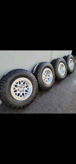 17" KMC w/ 33" BfGoodrich KO2 tires