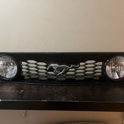 2005 - 2009 Ford Mustang GT grille w/ emblem and fog lights included OEM