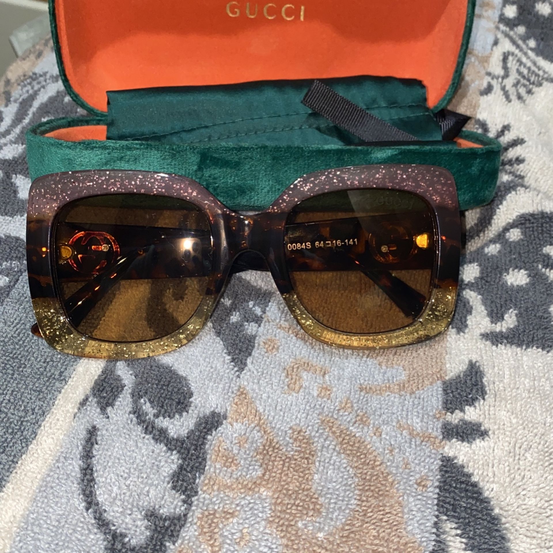 Gucci Sunglasses with cleaning cloth and box Brand New Gucci Glasses With Case And Cleaning Cloth main image 4