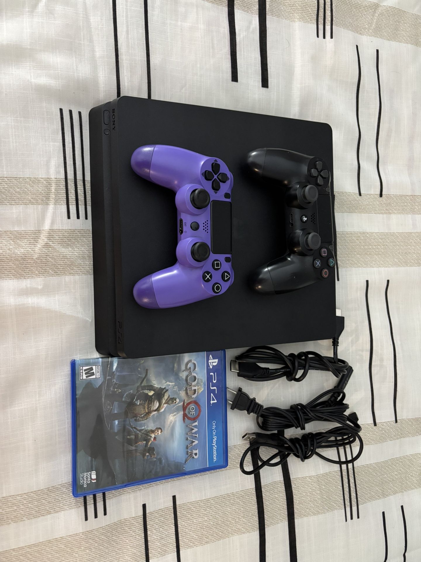 Like New Play Station 4 Slim Bundle 