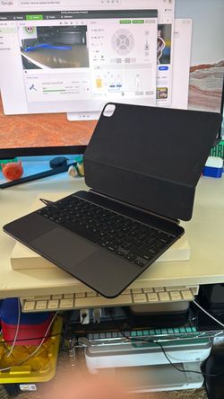 Apple Magic Keyboard iPad Pro 13” M4 – Black – Excellent Condition