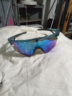 OAKLEY SUN GLASSES