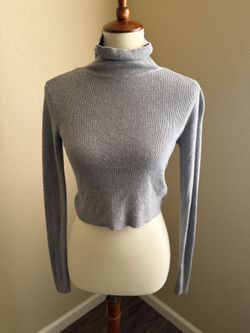 Kendal Kylie Crop Sweater Size XS /S
