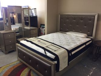 BED FRAME AND VANITY SET