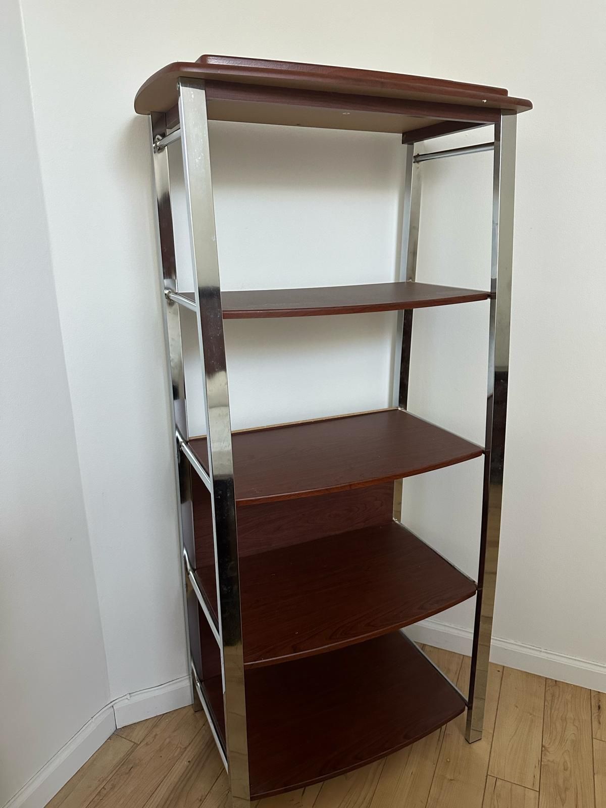 shelving unit / Estante con estructura metálica