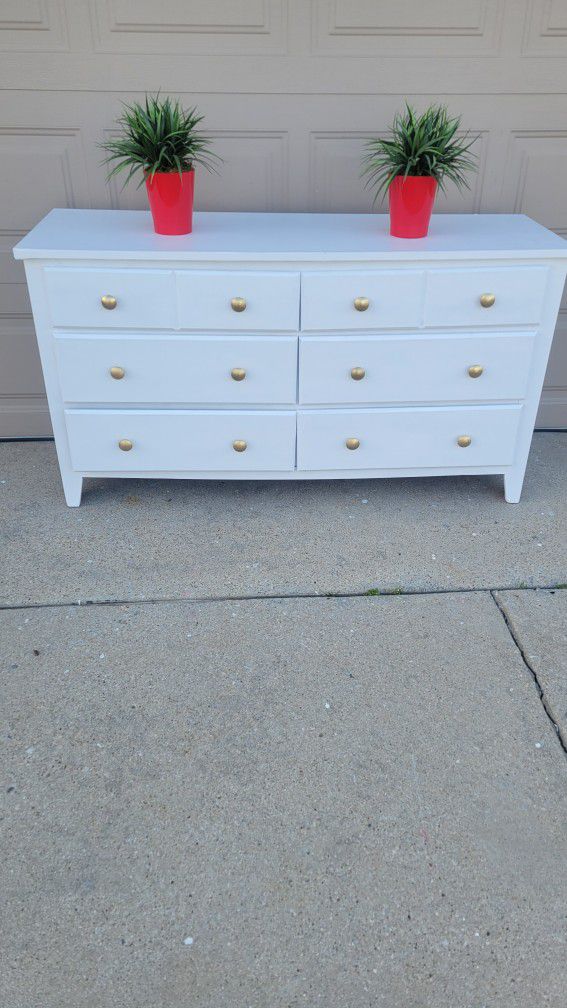 MODERN WHITE 6 DRAWERS DRESSER IN GOOD SHAPE 56X19X31 / DRAWERS WORKS WELL/ GOLD KNOBS