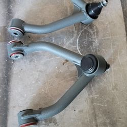 88-98 Chevy Tahoe Blazer suburban.        K1500 2-4 inch lift front upper control arms 