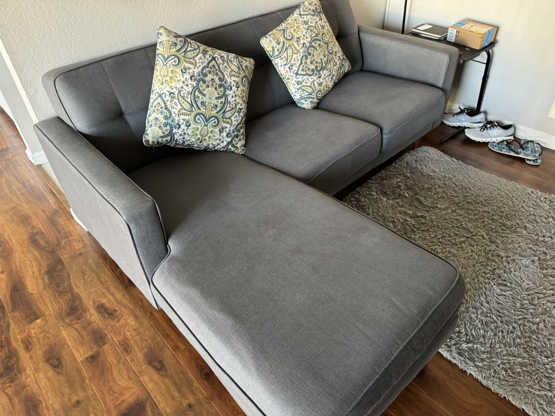 🛋️ Stylish Gray Sectional Sofa with Chaise – Excellent Condition