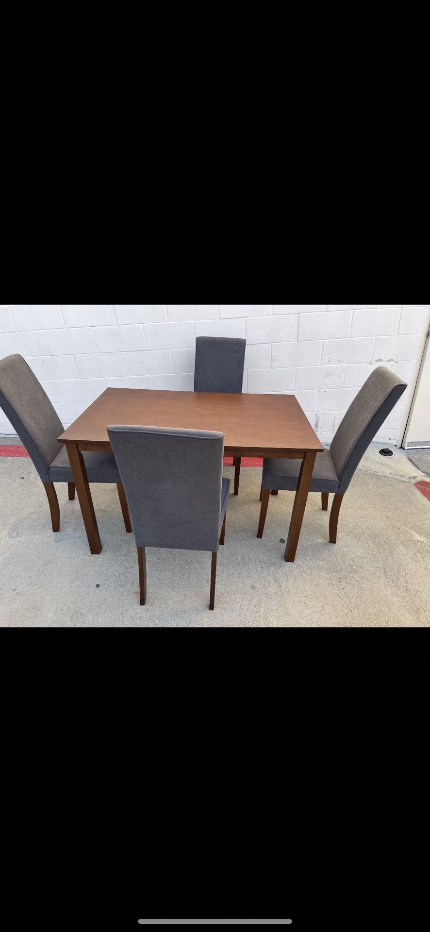 dining Table With Four Chairs Excellent Condition Lightly Used